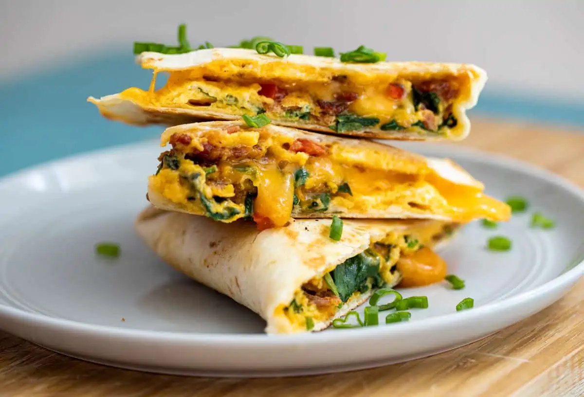 Il nostro brunch comprende i breakfast tortillas, gli omelettes, avocado toast e molto altro.