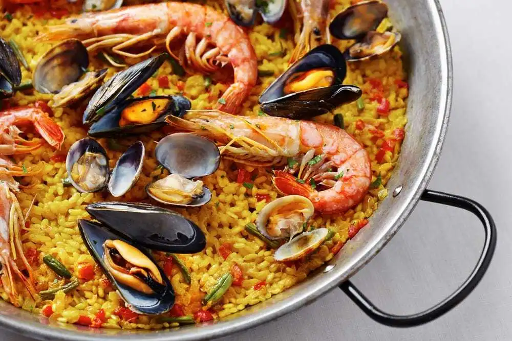 La paella de mariscos è la nostra specialità.